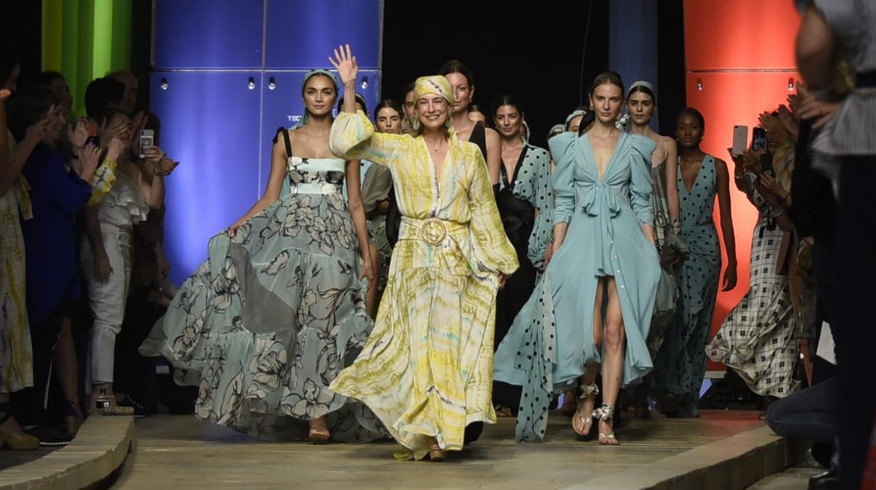 Silvia Tcherassi saluda al público asistente al Mobaq, tras la presentación de su nueva colección