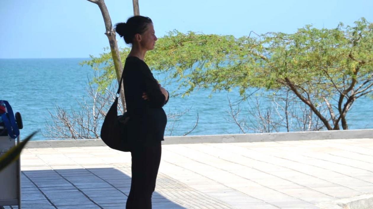 Ann, la ciudadana suiza que estuvo 6 días en el aeropuerto de Santa Marta a la espera de familiares que nunca llegaron. 