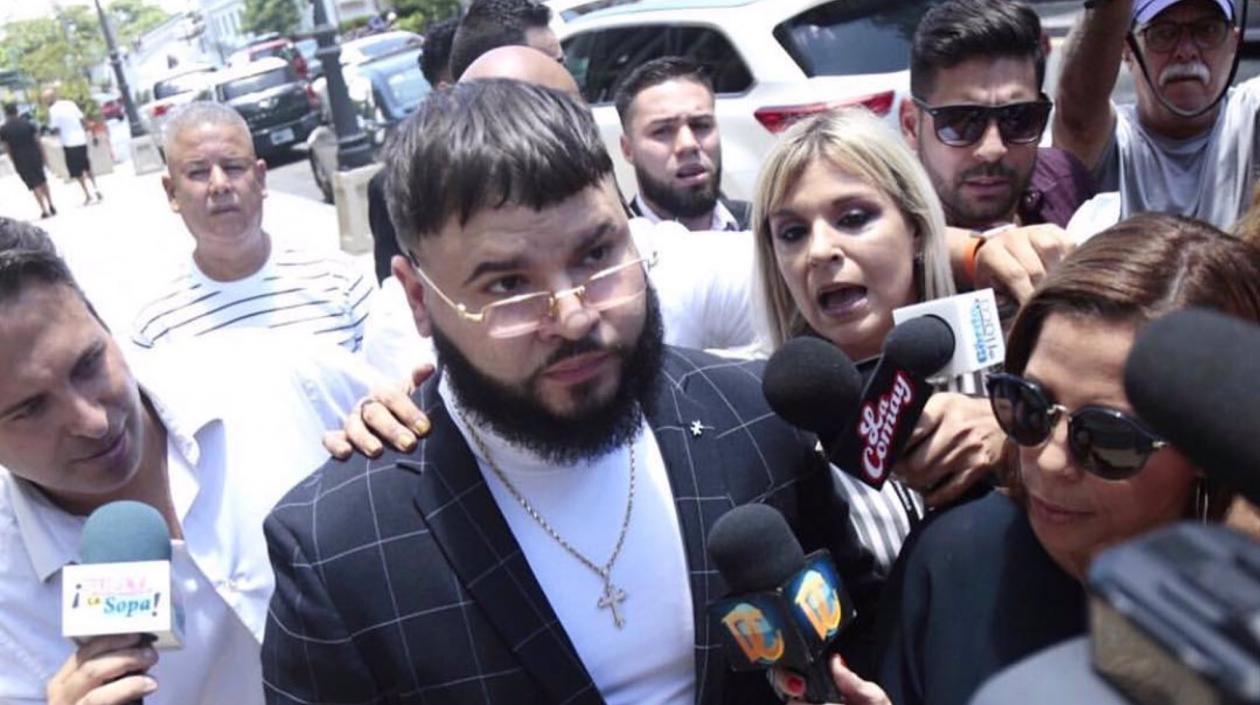 Farruko a la salida del Tribunal. 