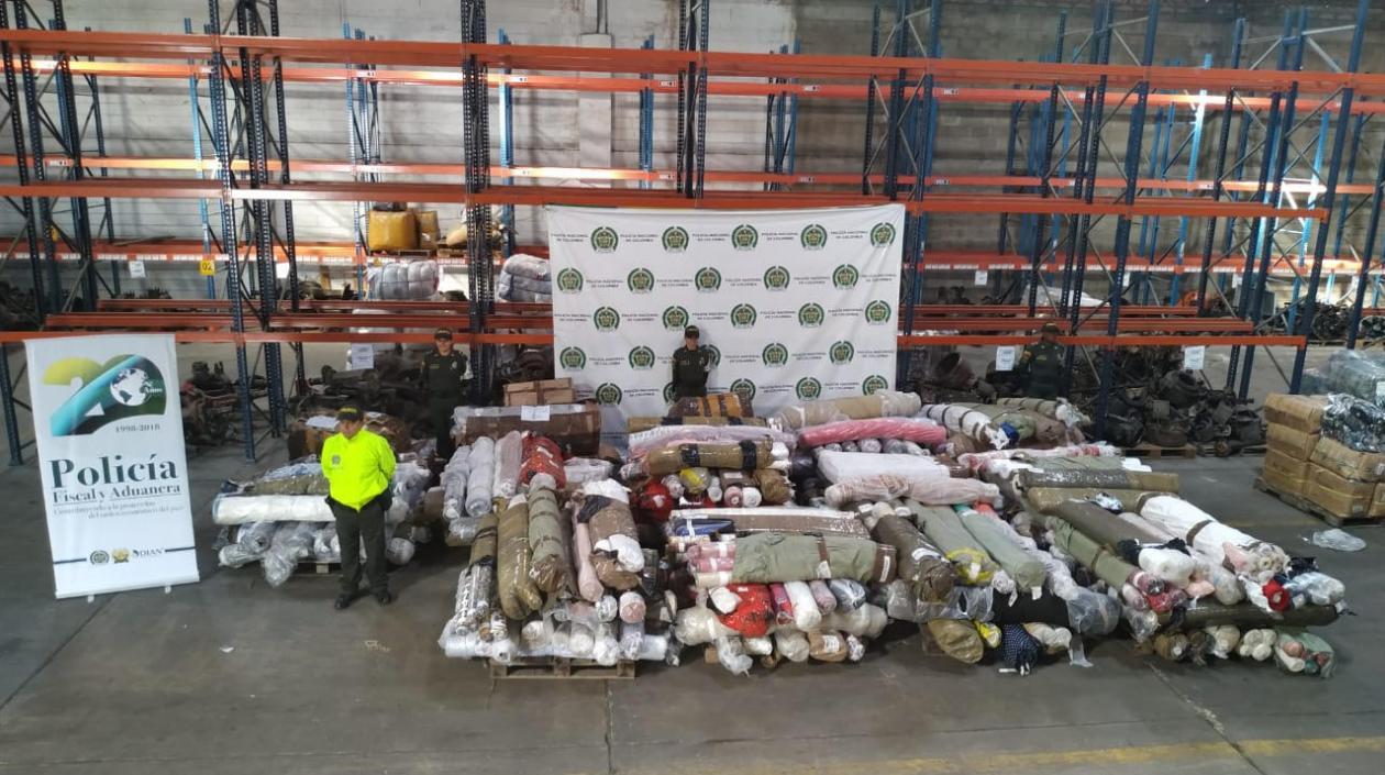 Tela de contrabando incautada en la Vía 40.