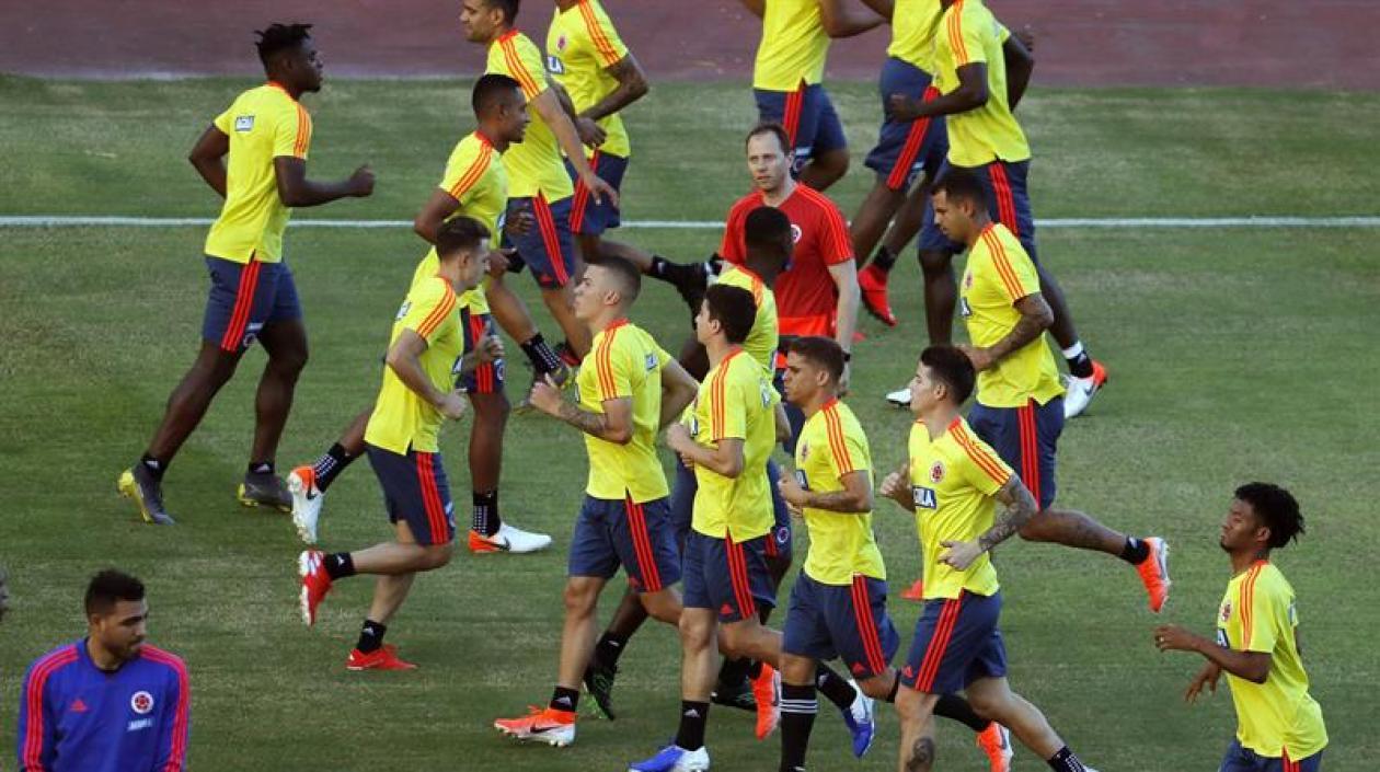  Los jugadores de la selección de fútbol de Colombia participan en un entrenamiento este jueves, en el estadio de Pituacu, en Salvador (Brasil). 