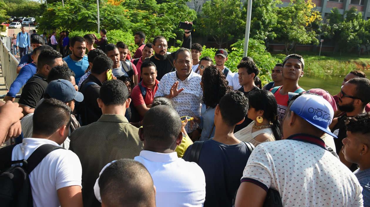 Estudiantes de la Universidad del Atlántico debaten fallida elección de Consejo Superior.
