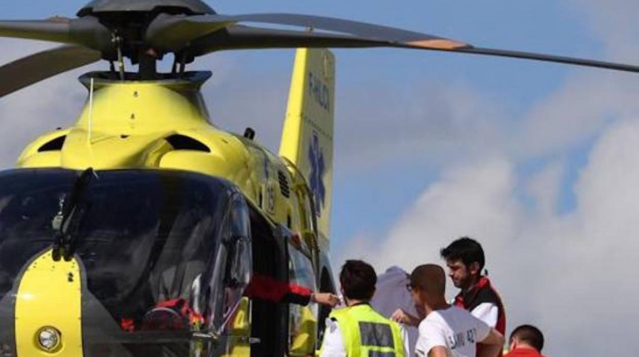 Chris Froome (tapado con el paño blanco) durante su traslado.