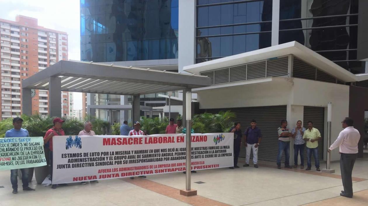 Toma de los extrabajadores de Pizano durante la protesta.