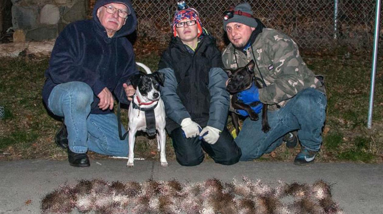 Fotografía cedida por el grupo Ryders Alley Trencher Fed Society (RATS) donde aparecen algunos miembros del grupo mientras posan frente a unas ratas muertas en Nueva York (EE.UU.).