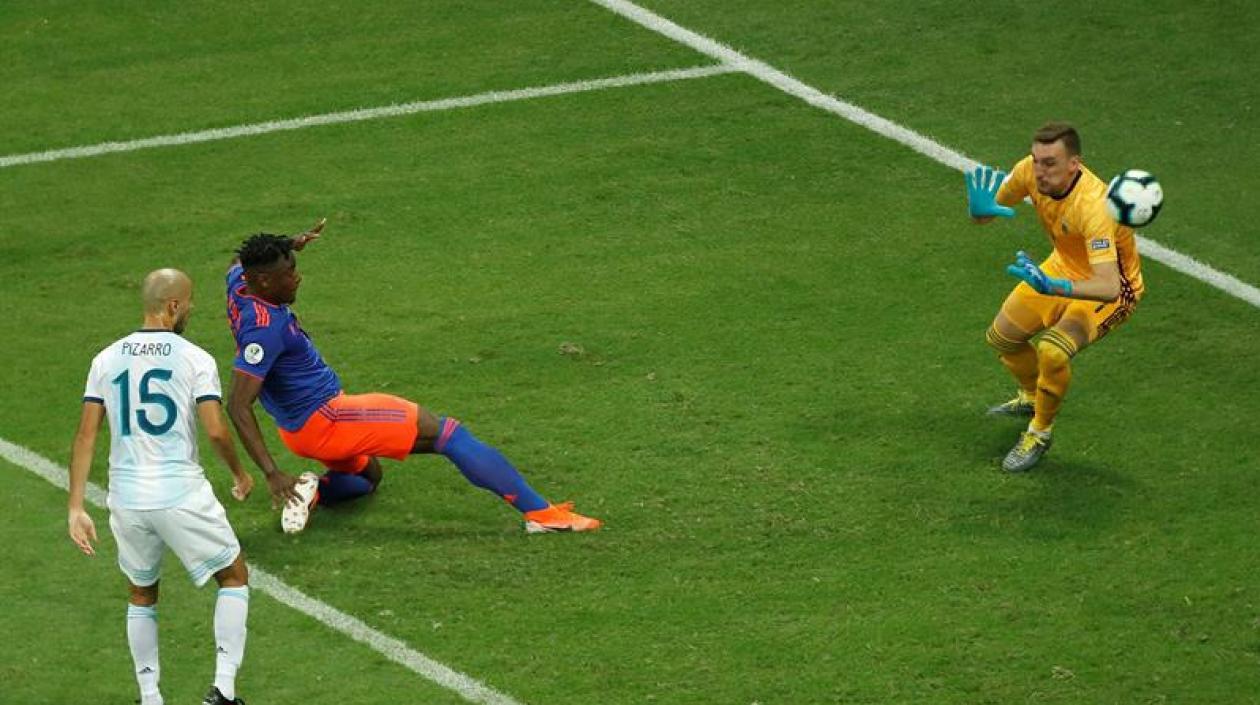 Duván Zapata anotó el segundo para Colombia en la victoria ante Argentina en la Copa América.