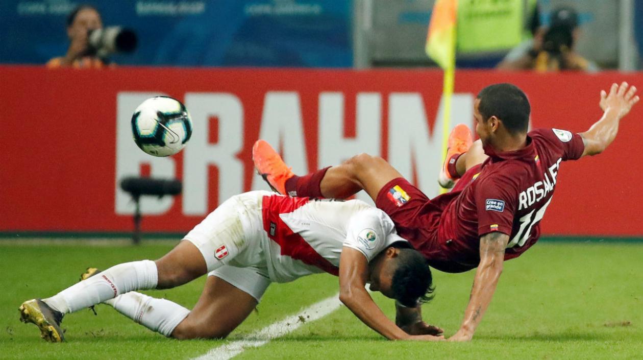 Roberto Rosales (d) de Venezuela disputa un balón con Christofer Gonzales de Perú.