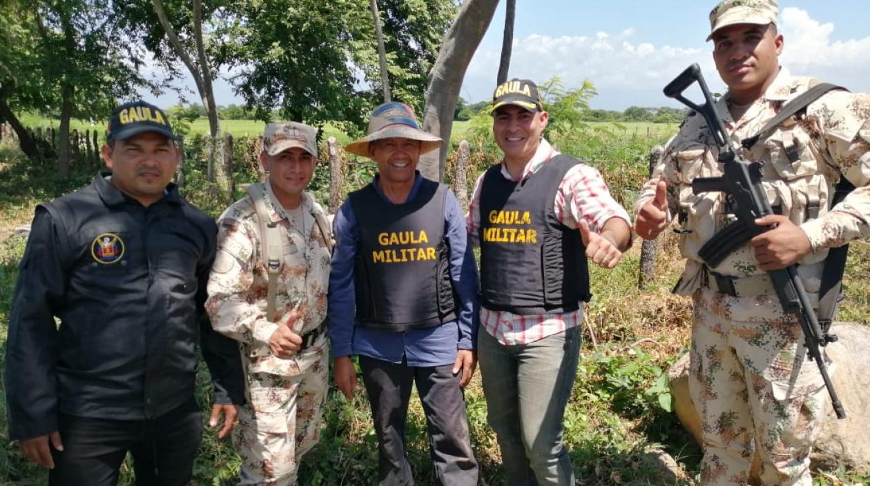 El docente Bienvenido Mendoza Oñate (centro).
