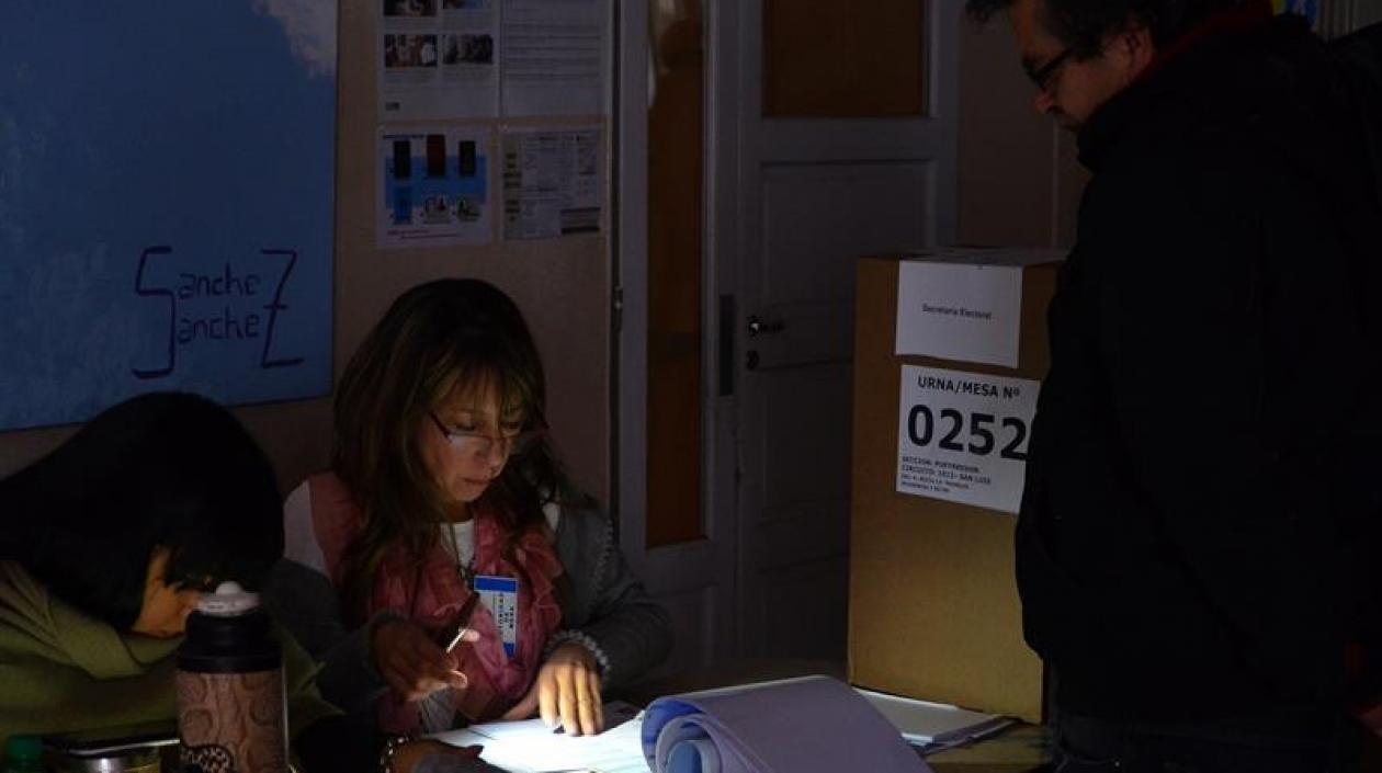 Jurados electorales trabajan sin luz el domingo.