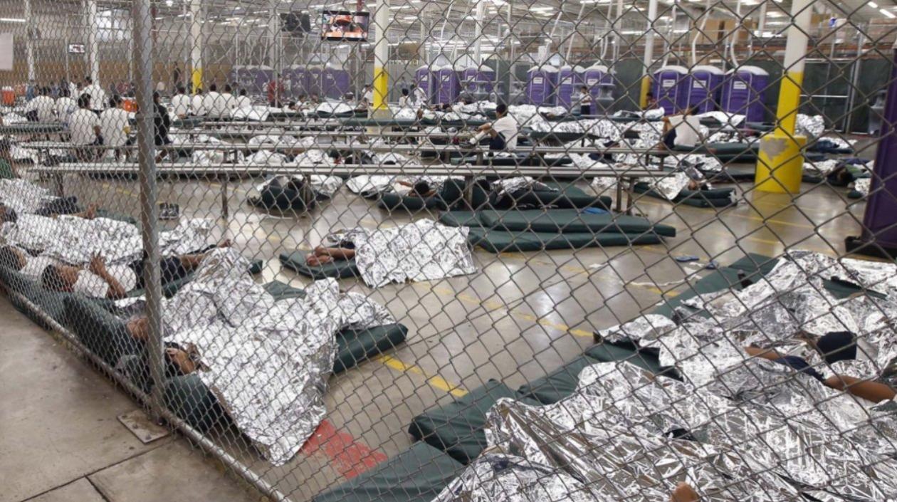 "Esos niños están creciendo en cautiverio", dijo vocera de la Federación Estadounidense de Maestros (AFT).