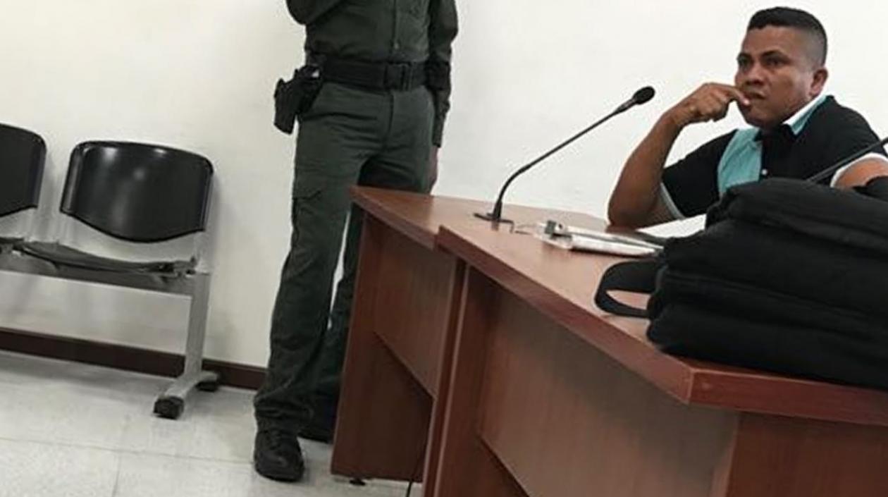 Iván Barrios, acusado de homicidio, a la espera del inicio de la audiencia.