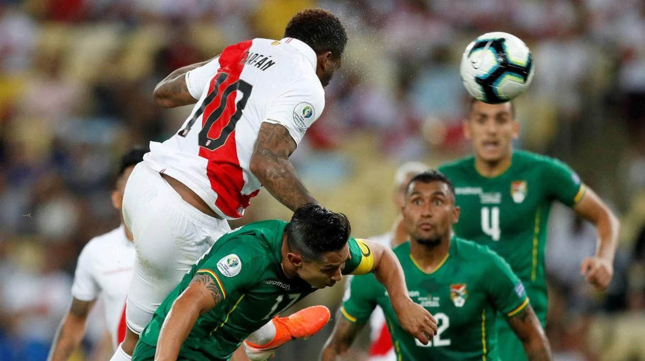 Jefferson Farfán anota de cabeza, tras centro de Paolo Guerrero. 