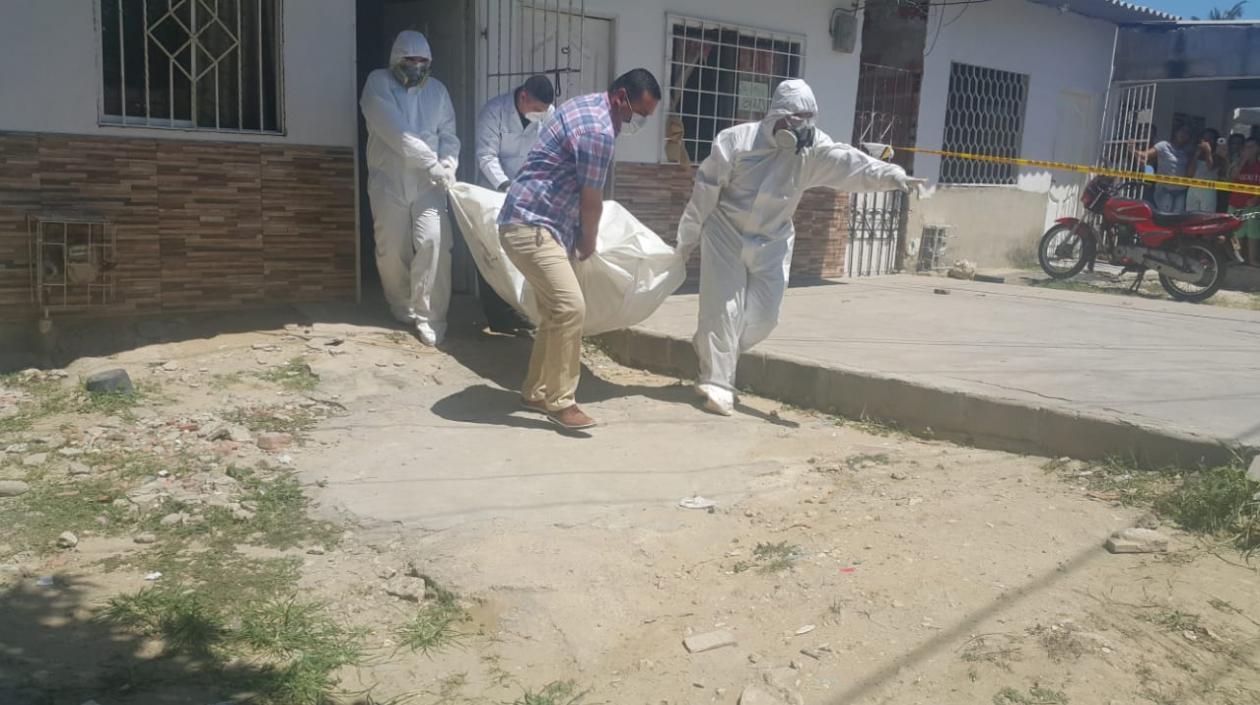 El cuerpo del hombre sacado de la vivienda.