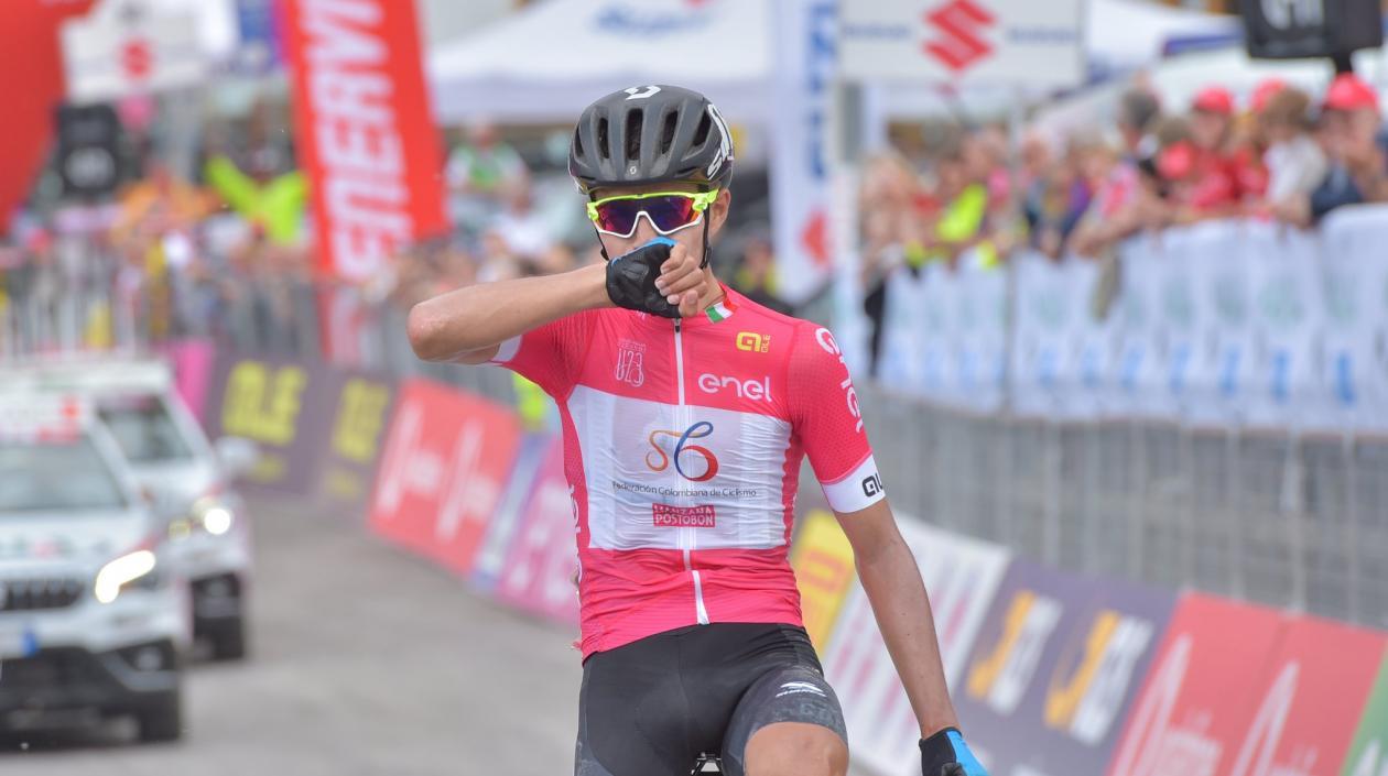 Camilo Ardila cruza la meta en solitario con la maglia rosa de líder. 