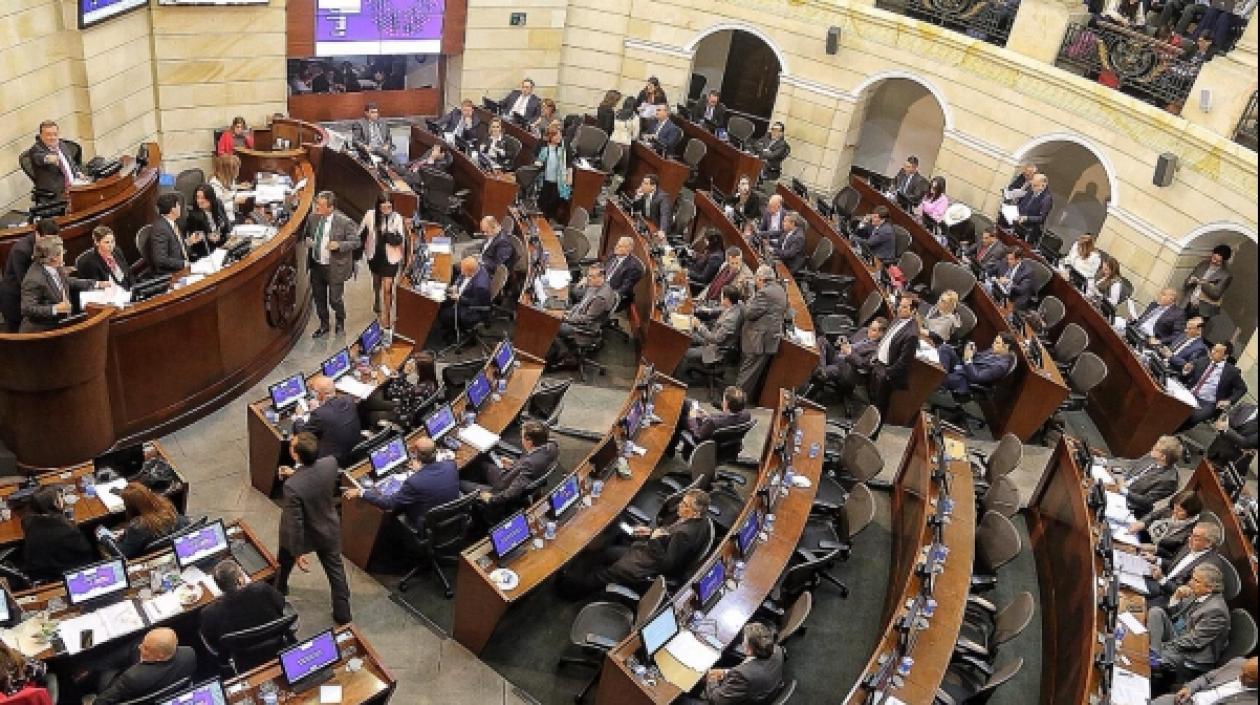 Senado aprobó la iniciativa de la prima de la canasta familiar.