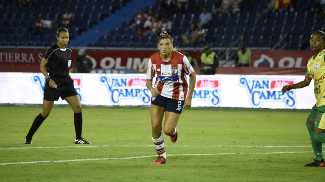 Camila Gallea, defensora argentina de las Tiburonas. 