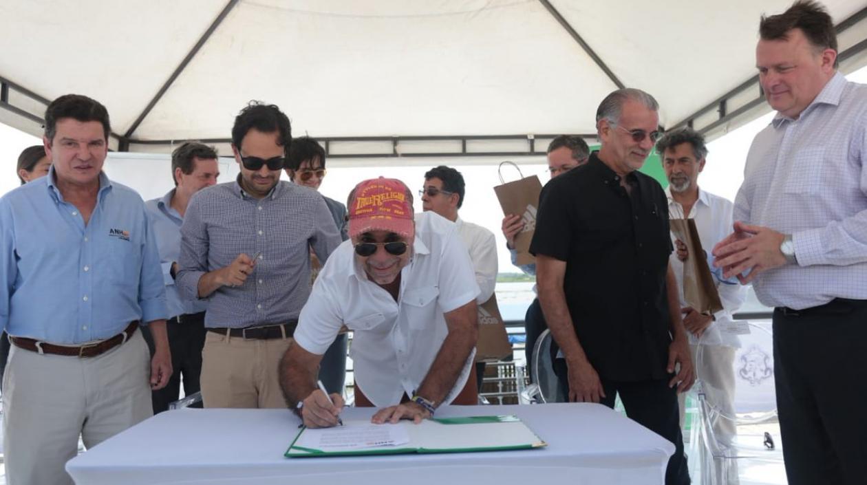 El Alcalde de Barranquilla, Alejandro Char, durante la firma.