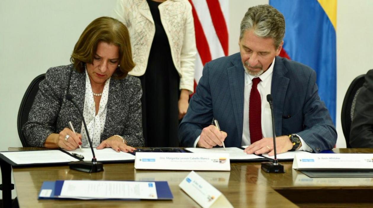 La Ministra de Justicia, Margarita Cabello y el embajador Kevin Whitaker.