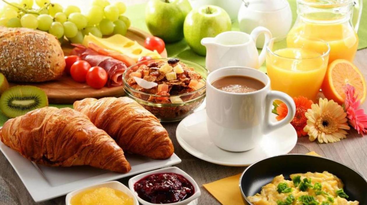 Muchos jóvenes acostumbran por cuestión de tiempo saltarse el desayuno y luego comen del doble.