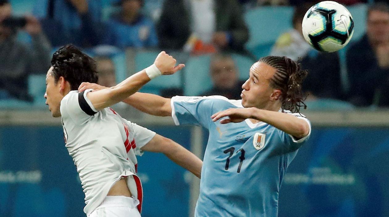 Diego Laxalt disputa una pelota con un rival japonés. 