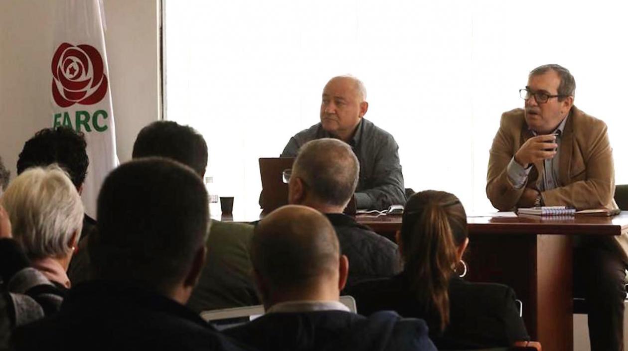 El presidente del partido FARC, Rodrigo Londoño (d) y Julián Gallo (i).