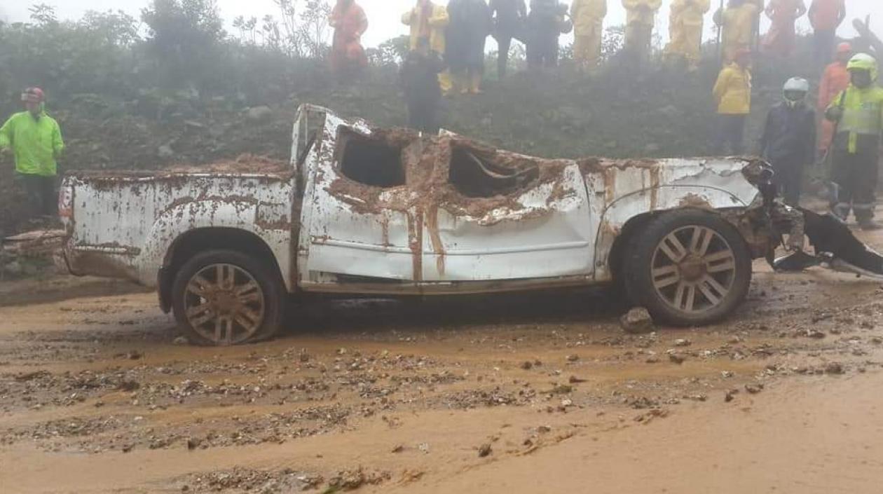 Camioneta aplastada por el derrumbe. 