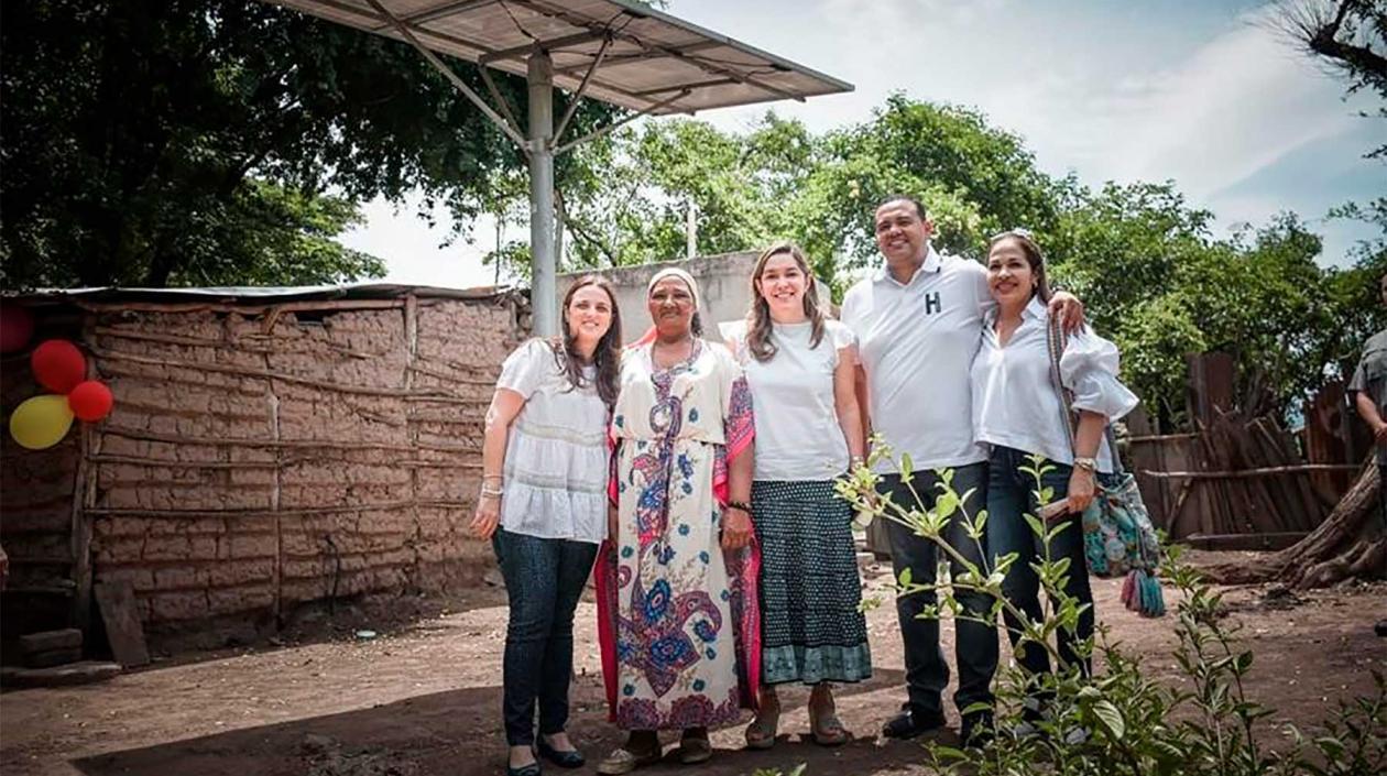 Autoridades nacionales con familia beneficiada.