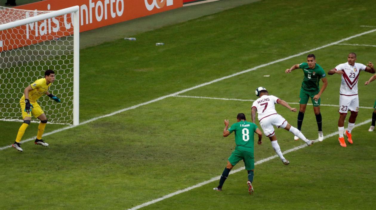 Machís anotó el primer tanto de Venezuela de cabeza. 