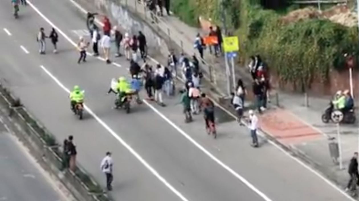 Momento en el que el policía atropella al patinador.