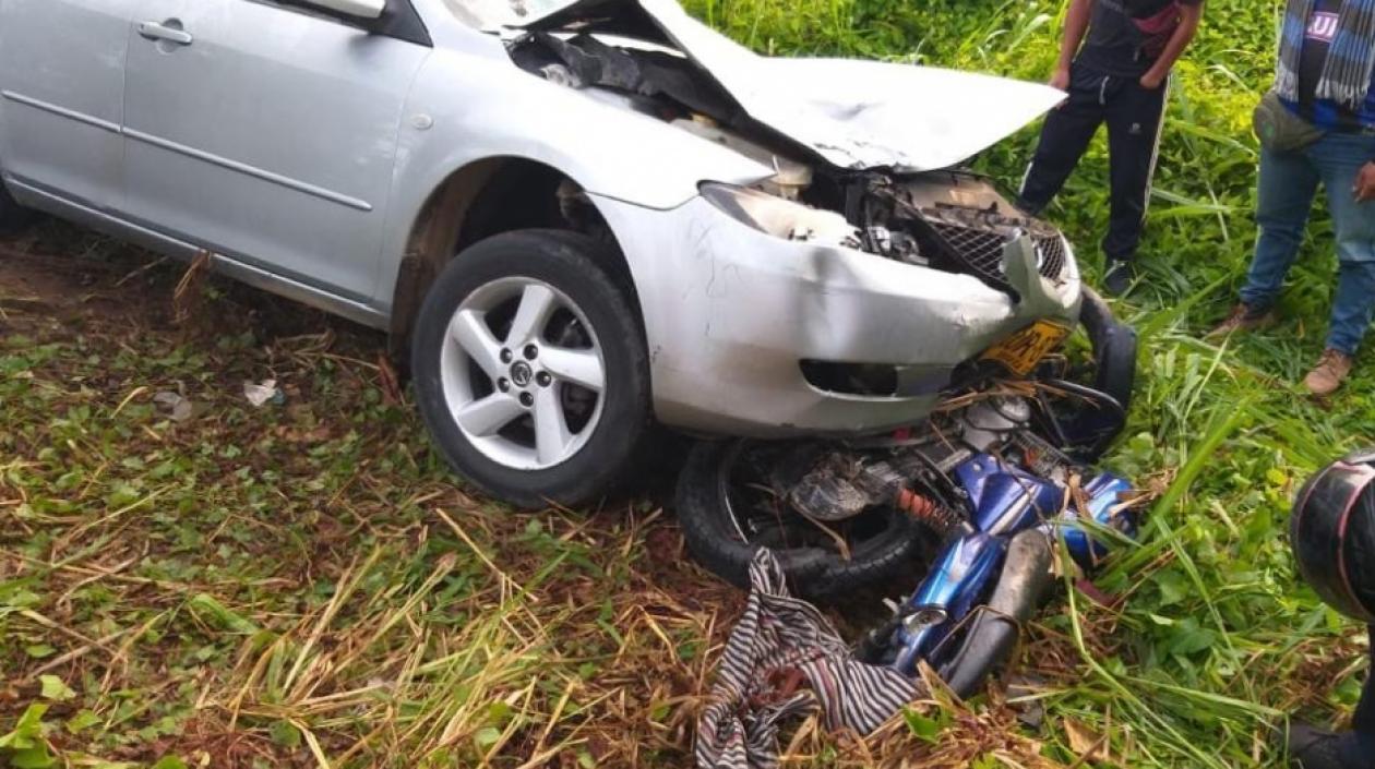 La motocicleta quedó debajo del vehículo Mazda 6. 