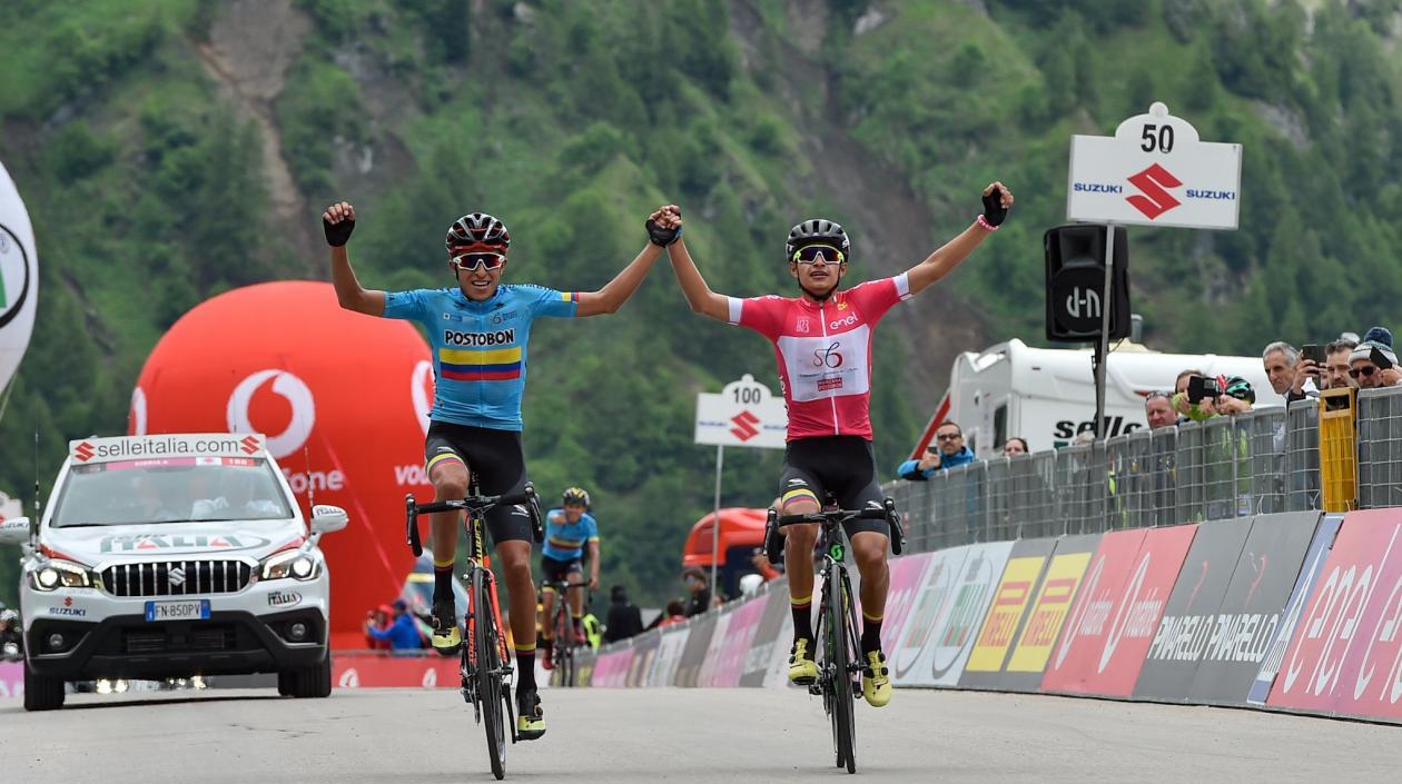 Camilo Ardila cruza la meta de la mano de su compañero Juan Diego Alba.