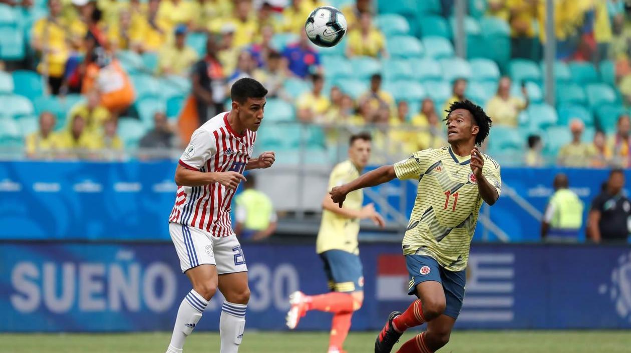 Juan Guillermo Cuadrado en acción de partido ante Paraguay.