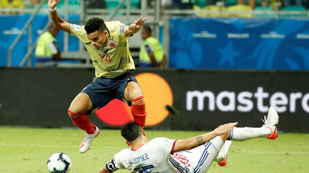 Luis Díaz ante la barrida de un defensor paraguayo. 