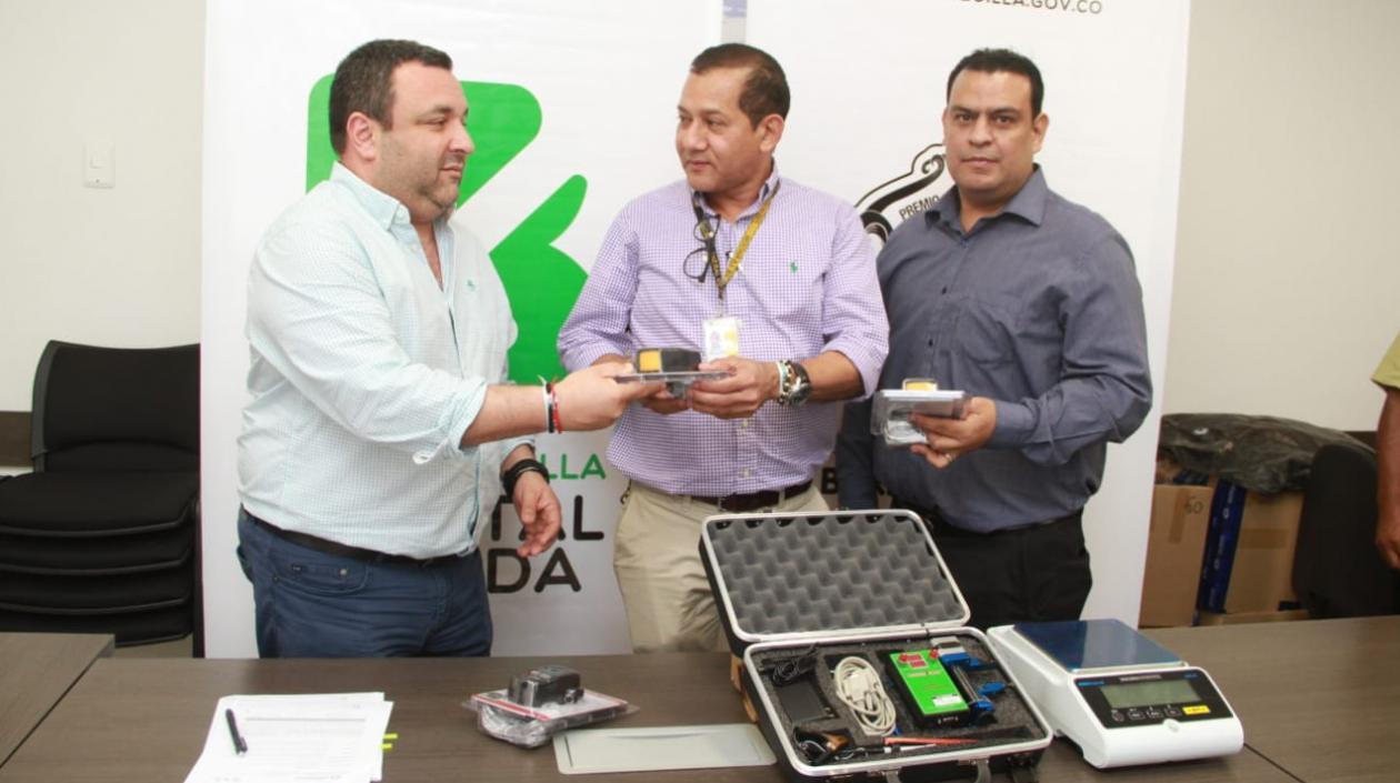 Yesid Turbay, jefe de la Oficina de Seguridad, entrega al Director seccional de Fiscalías, Rodrigo Restrepo, los elementos para labor investigativa.