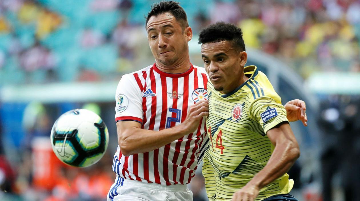 El jugador de Colombia Luis Díaz disputa el balón con Ivan Piris de Paraguay.
