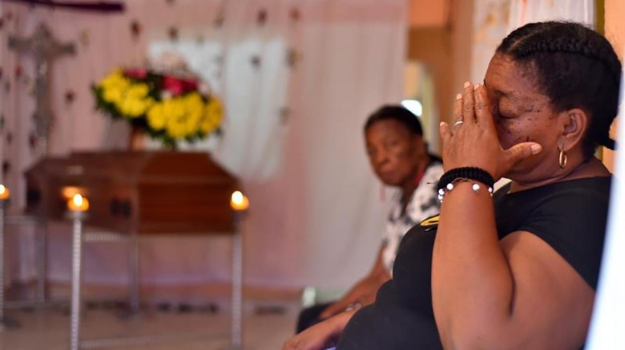 Juana Montaño (d), madre de María del Pilar Hurtado, reacciona este domingo, durante el velatorio de su hija, la lideresa social asesinada el pasado viernes, en Puerto Tejada (Colombia). 