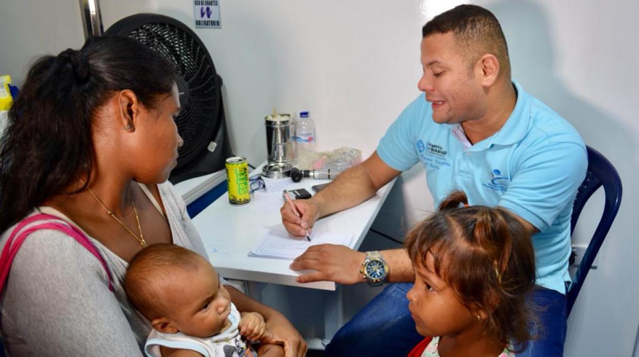 Atención a las familias en el programa Salutón de la Alcaldía de Soledad.