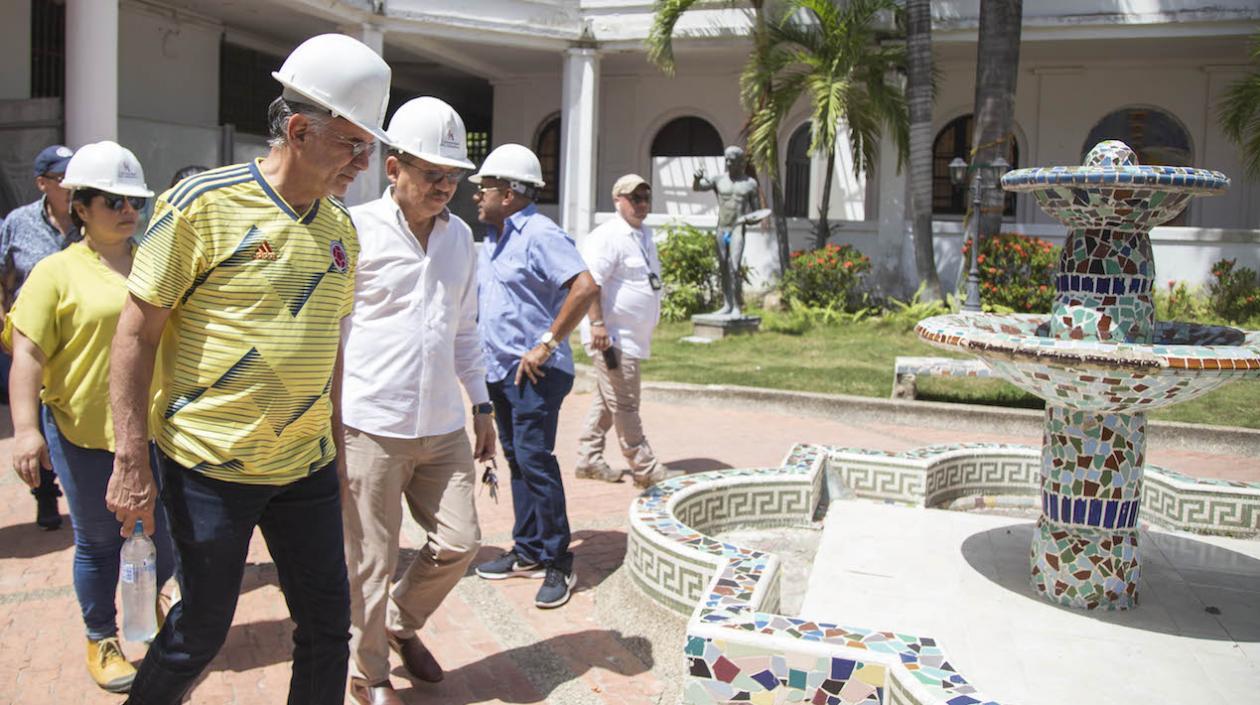 Gobernador del Atlántico y rector de UniAtlántico en una visita a Bellas Artes.