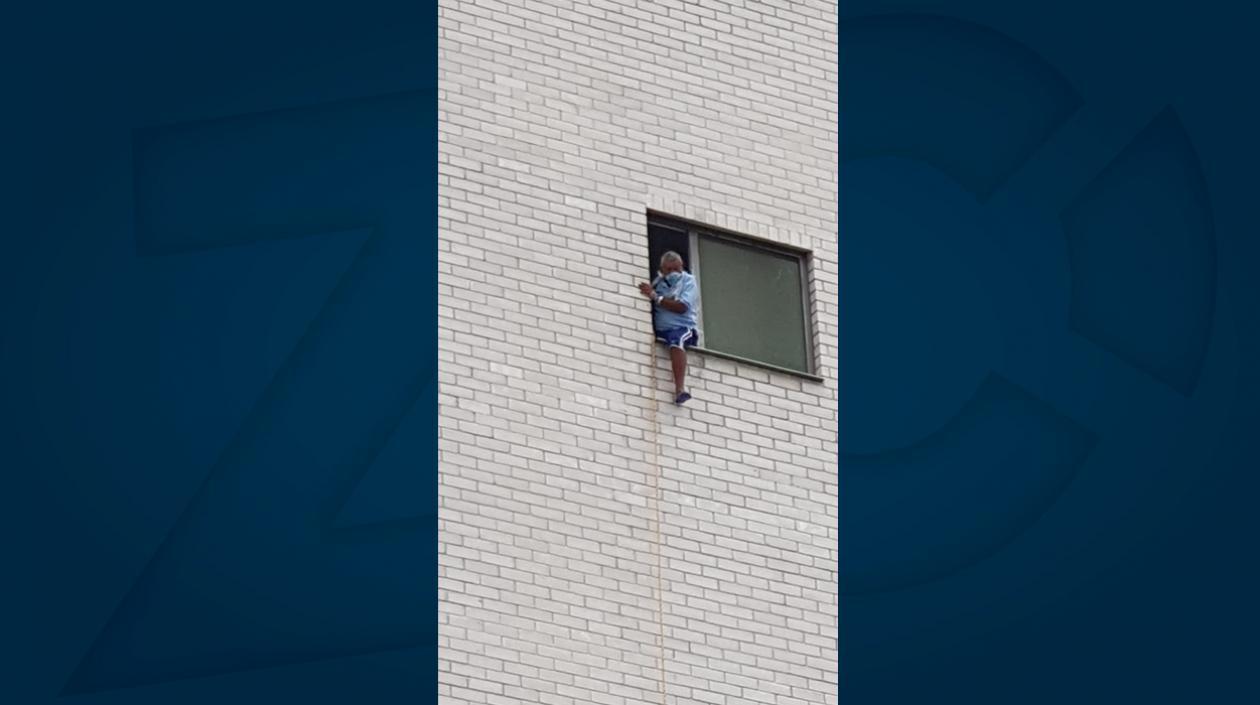 Se asomó en la ventana para hacer visible su desesperación.