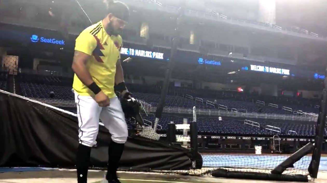Jorge Alfaro calienta con la camiseta de la Selección Colombia. 