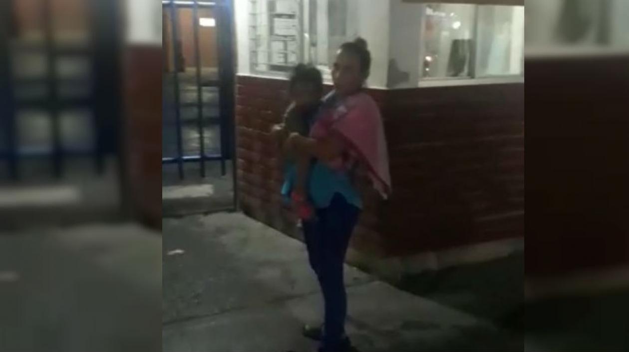 La mamá cargó con su niña por varias clínicas hasta que finalmente la recibió el Julio Méndez Barreneche.