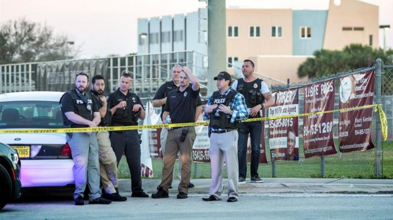 Policías en la escuela de Parkland.