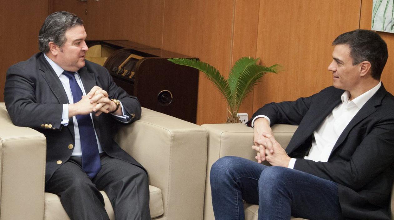 El embajador Richard Duke y el presidente de España, Pedro Sánchez.