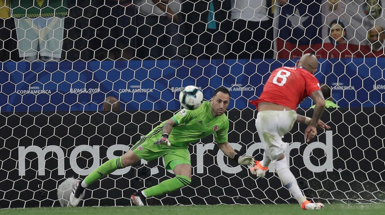 Arturo Vidal de Chile patea un penalti, durante el partido Colombia-Chile
