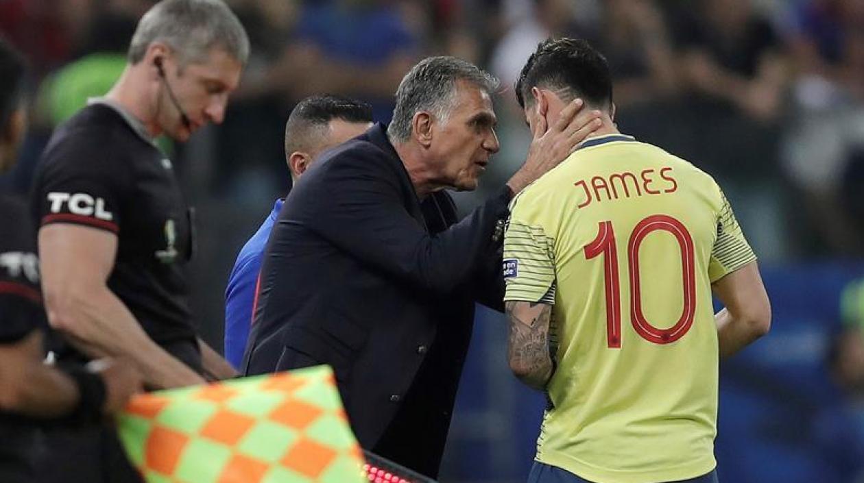 Carlos Queiroz, técnico de Colombia, da instrucciones a James Rodríguez.