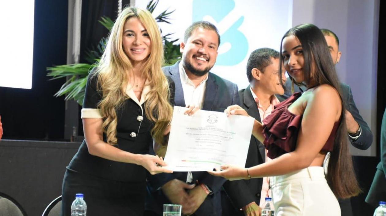 La alcaldesa encargada, Ana María Aljure entregando los certificados.