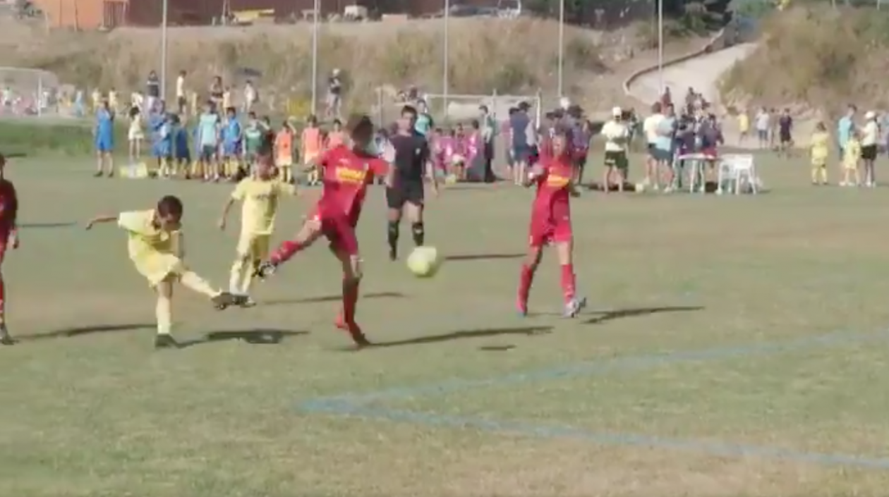 Momento del gol del hijo de Carlos Bacca.