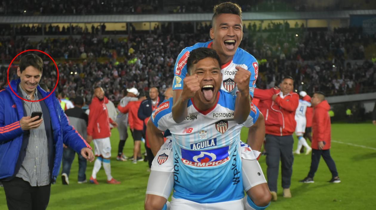 Juan Abuchaibe en medio de la celebración de los jugadores. 