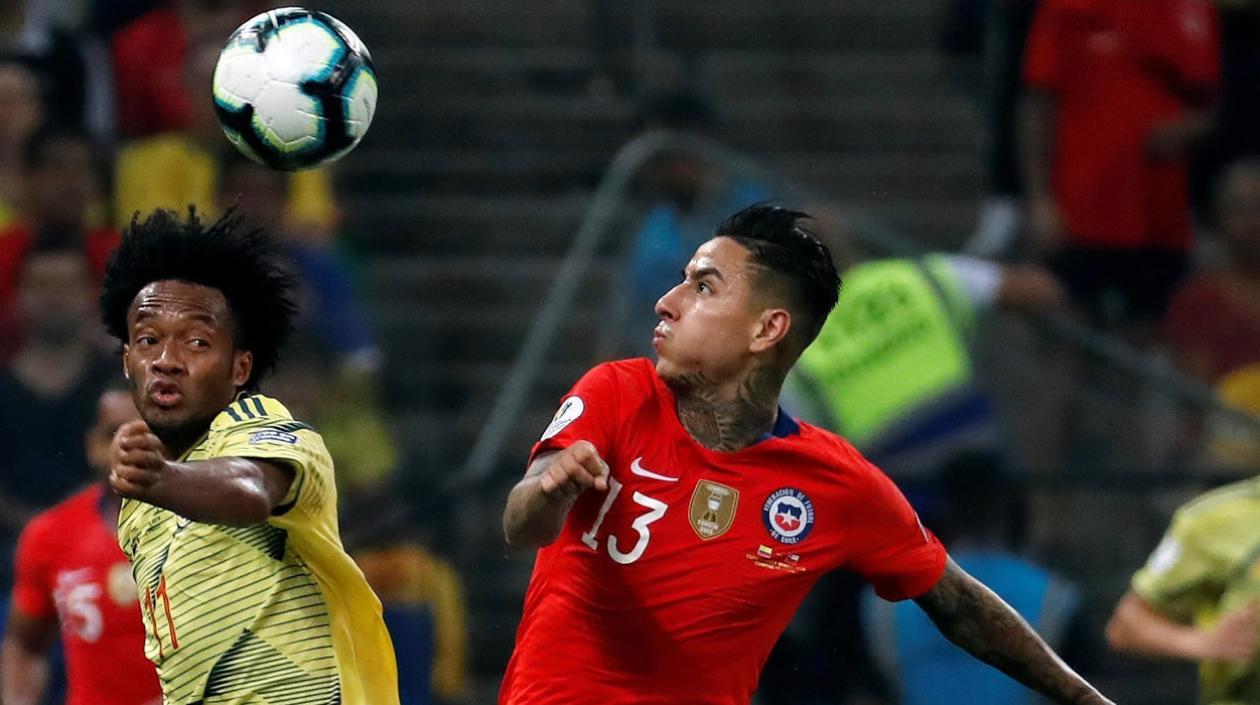 Juan Cuadrado disputa el balón con Charles Aranguiz de Chile