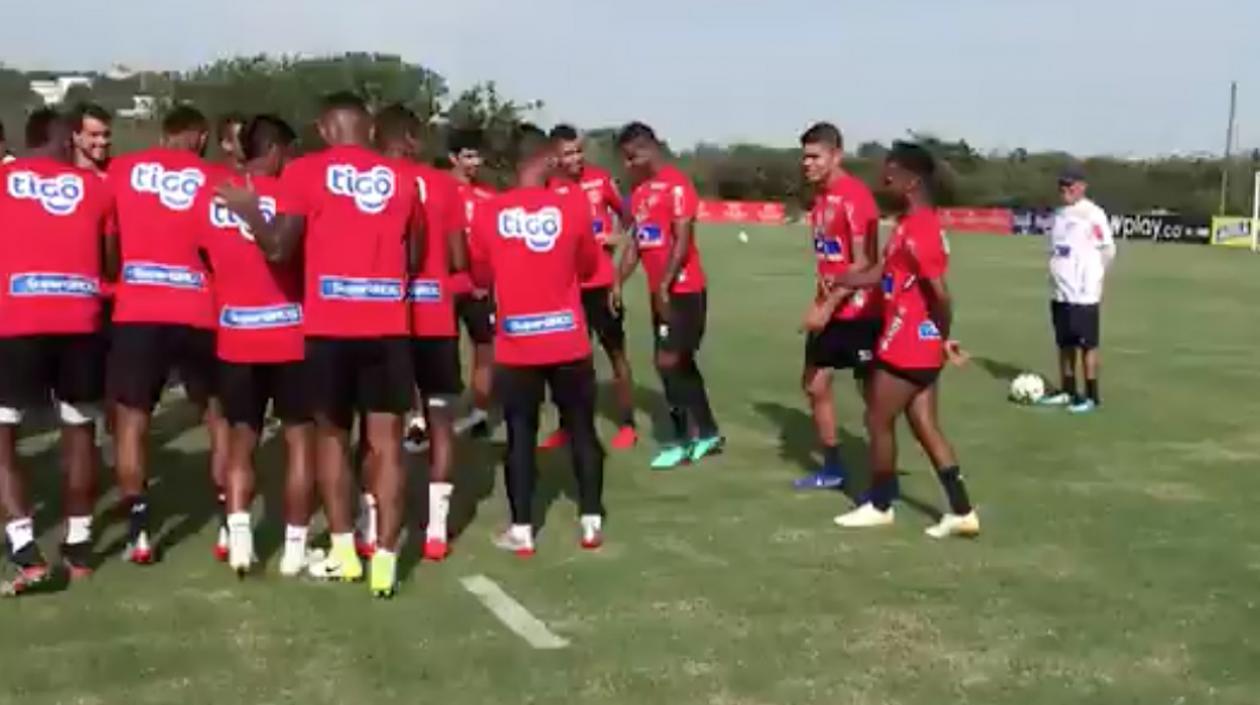 Edder Farías y Luis 'Cariaco' González antes de entrar al 'pasillo' que les prepararon sus compañeros. 